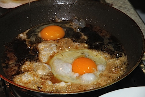 フォアグラの脂で目玉焼き