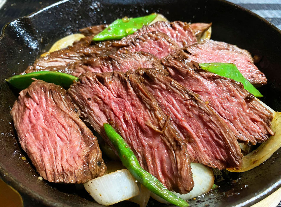 焼けてから少し肉汁を落ち着けてから肉繊維に平行にカットするとジューシーなおいしさが楽しめます。