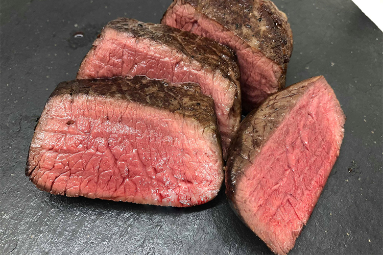 厚切りステーキは表面を焼いたら弱火でじっくり火を通すとジューシーに焼きあがります。