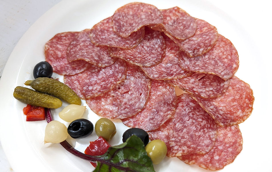 シンプルに盛り付けて。オリーブの実野菜を使って彩りよく