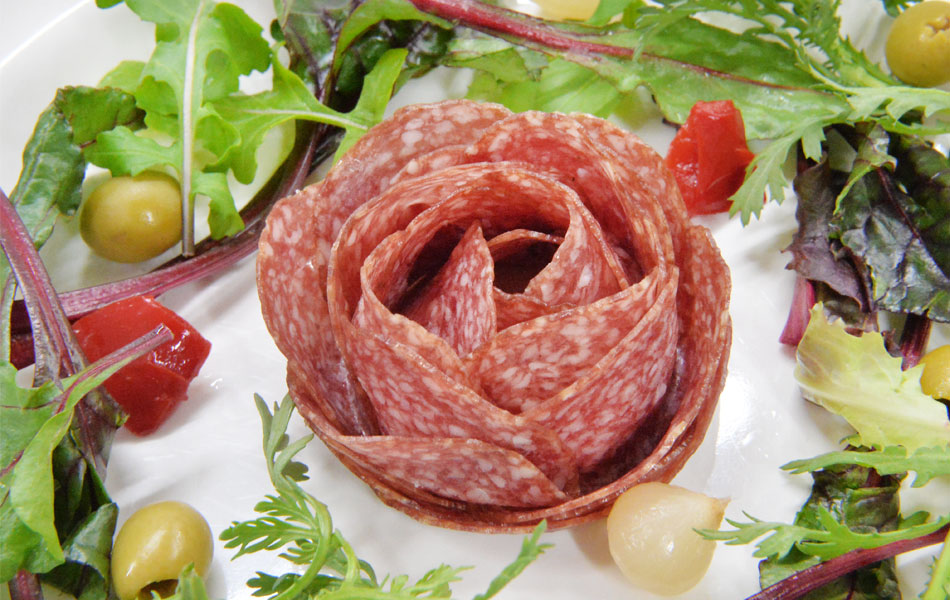 グラスに巻き付けて裏返して作るサラミの花♪食卓が花やかになります