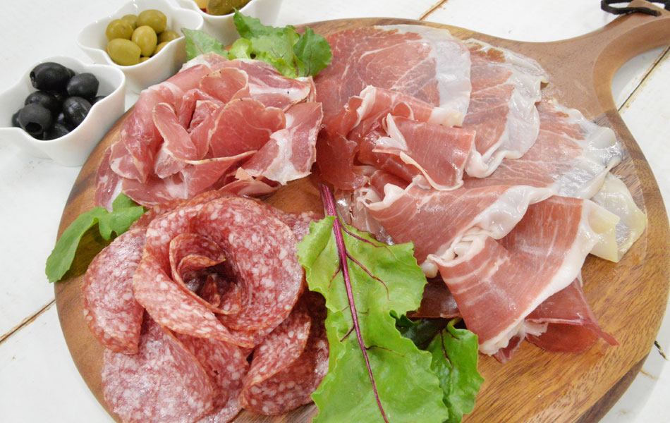 生ハムと盛り付けた家飲みプレート！これだけでちょっと贅沢な気分になりますね♪