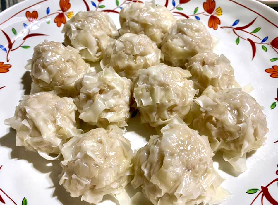 シュウマイの皮で包むのが面倒な時は細切りにした皮を巻き付けてもOK！