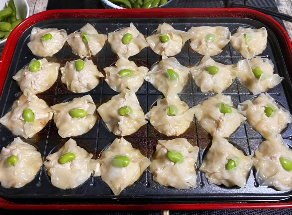焼きシュウマイもおすすめ！タコ焼き機のなかに皮を敷き詰め、丸めたタネをのせて皮でラップ！蓋をして蒸し焼きにします。