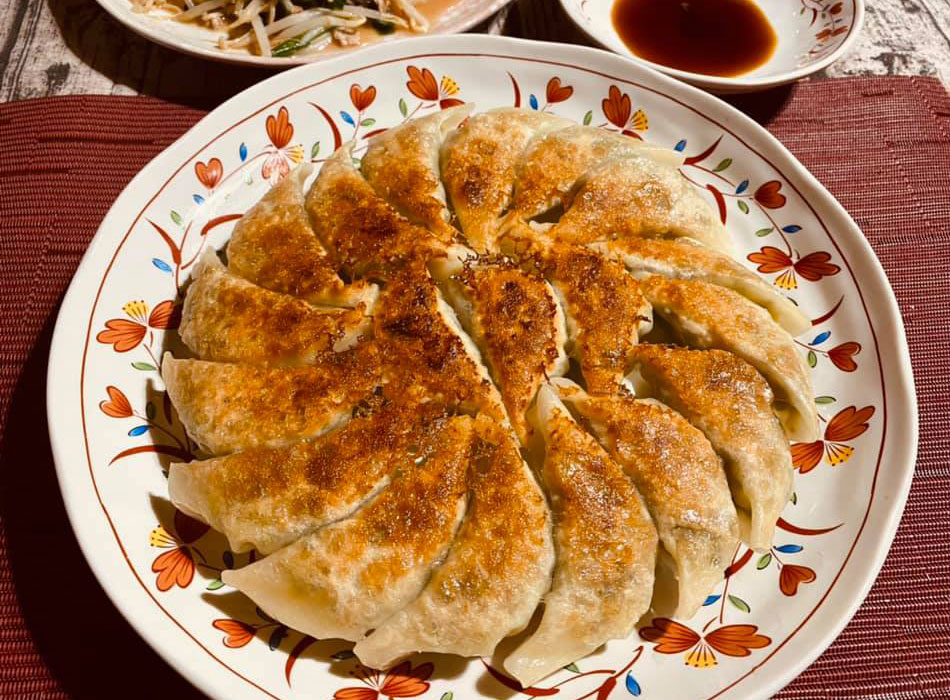 あらびきミンチの餃子は旨味たっぷりで肉感がしっかり！