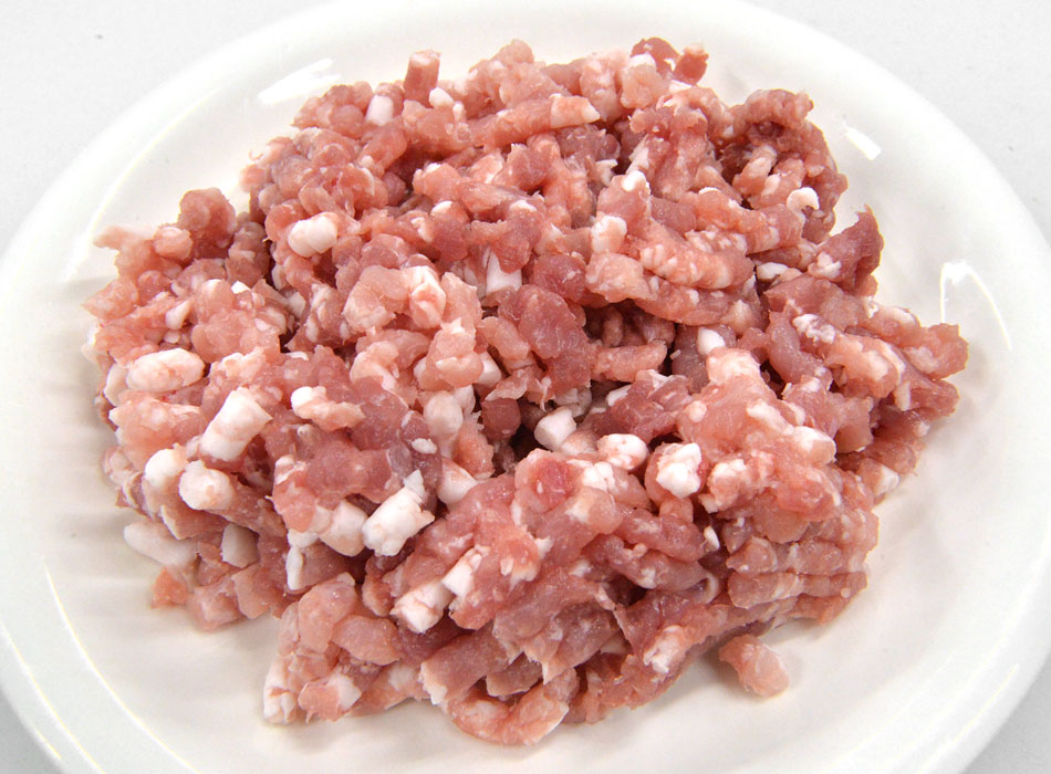 一般的なひき肉（約4.5〜6mm）よりも粗い8mm挽き。細挽きよりも肉の粒が残るため、加熱しても食感が埋もれにくく、噛むほどに肉の旨みが広がる肉感ミンチです。