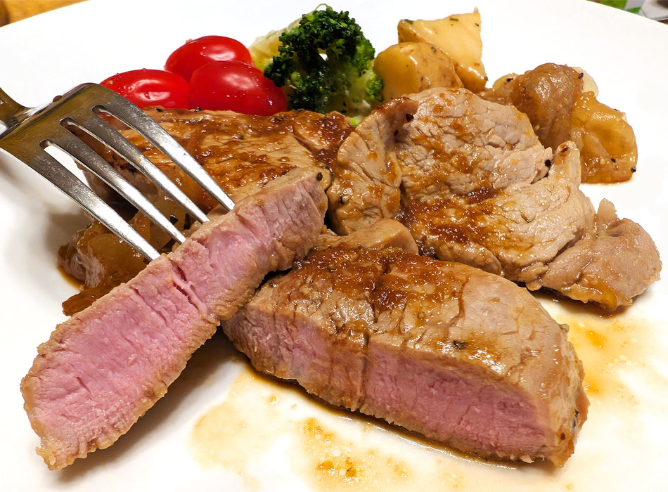少し厚切りにしてステーキ風にソテーもおすすめ♪ヘルシーな味わいの赤身肉をお楽しみください