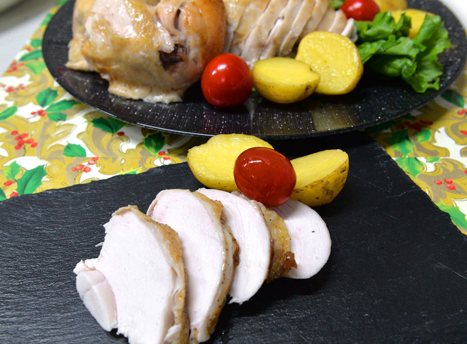 食卓に一度は丸のまま出して豪華さを味わい、その後食べやすくカットして盛り付けてもいいと思います