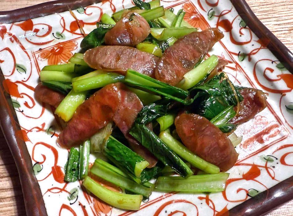 生のままスライスしたラプチョンと小松菜をオイスターソースで炒めただけで旨味たっぷりの青菜炒めに！