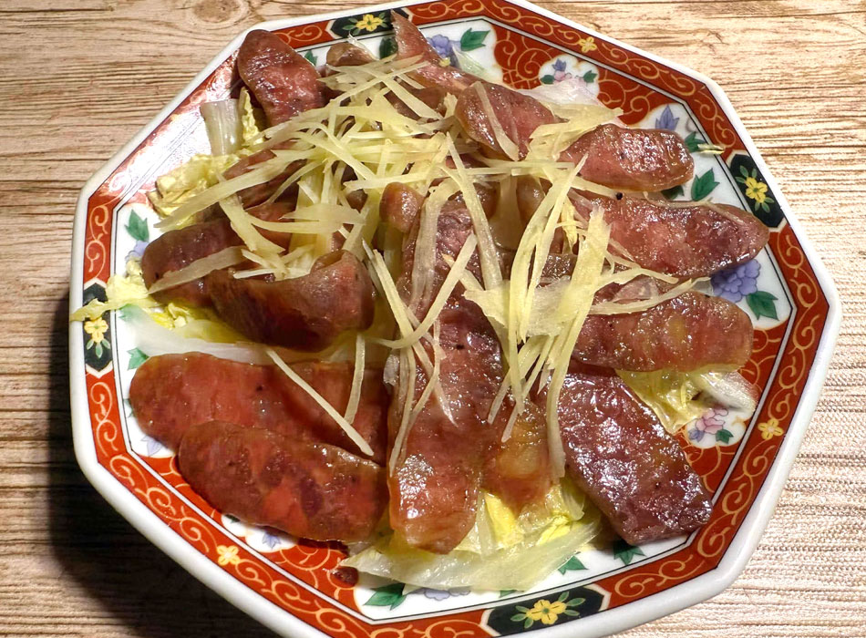 白菜の上にスライスしたラプチョンと千切り生姜を並べて蒸し器で10分ほど蒸してお醤油をひと回ししただけで、うまい一品に。（電子レンジでもできます）