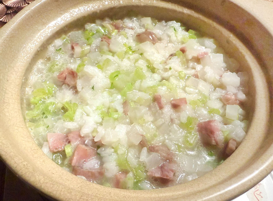 ラプチョンと大根の中華風おかゆ。ラプチョンの旨味たっぷりに炊きあがります。