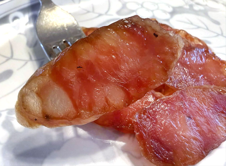 ラプチョンはサラミや生ソーセージにはないほんのりと甘い旨味と凝縮した旨味があり酒肴はもちろん、肉の代わりにチャーハンや炒め物、炊き込みご飯など、他に類をないような具材としてお料理を楽しめます。