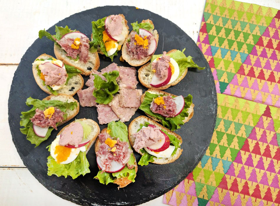 コンポーク、コンビーフ、レバーペーストで簡単美味しいカナッペ！