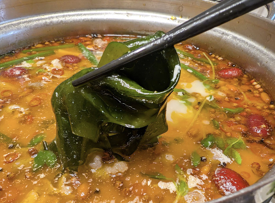 シャキシャキした歯切れと、つるんとした喉越しは「生ワカメ」ならでは！スープの旨みをまとってとっても美味しいのでお試しください♪