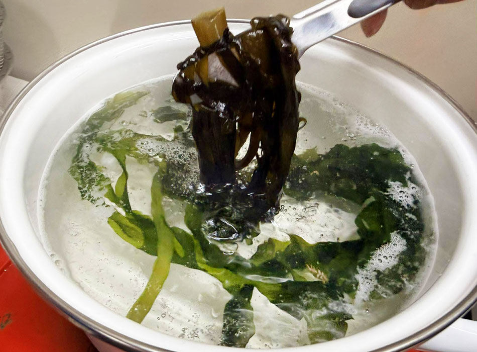 鮮やかな緑色に変える「湯通し」。海の香りが立ち上がります。