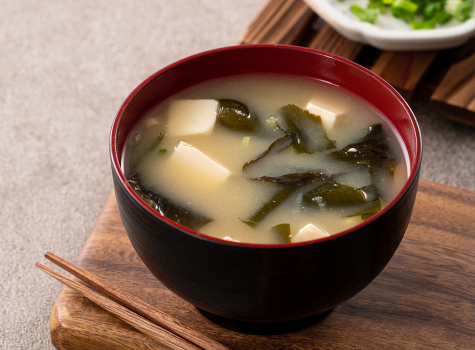 いつもの味噌汁を今日は生ワカメで格上げ。