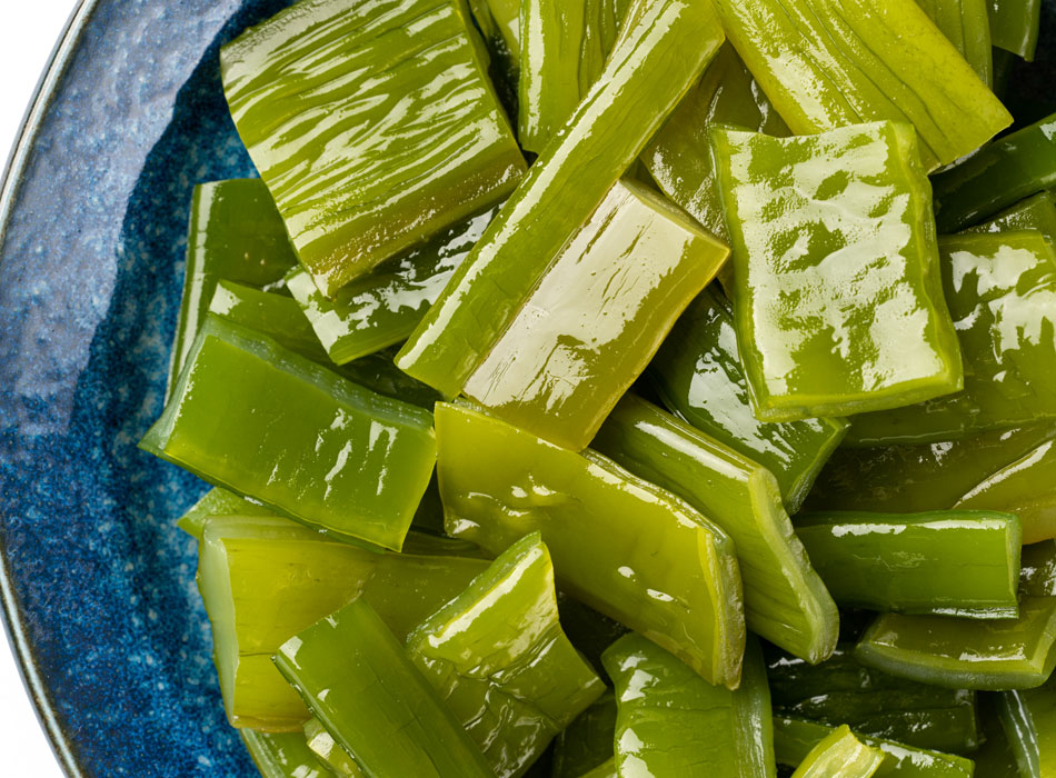 茎まで楽しめる生ワカメです。