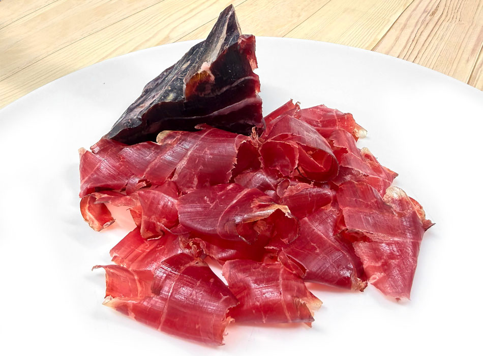 カットした面はちぎれても味が濃い部位ですので薄くスライスすることで、コストパフォーマンス良く楽しめます。