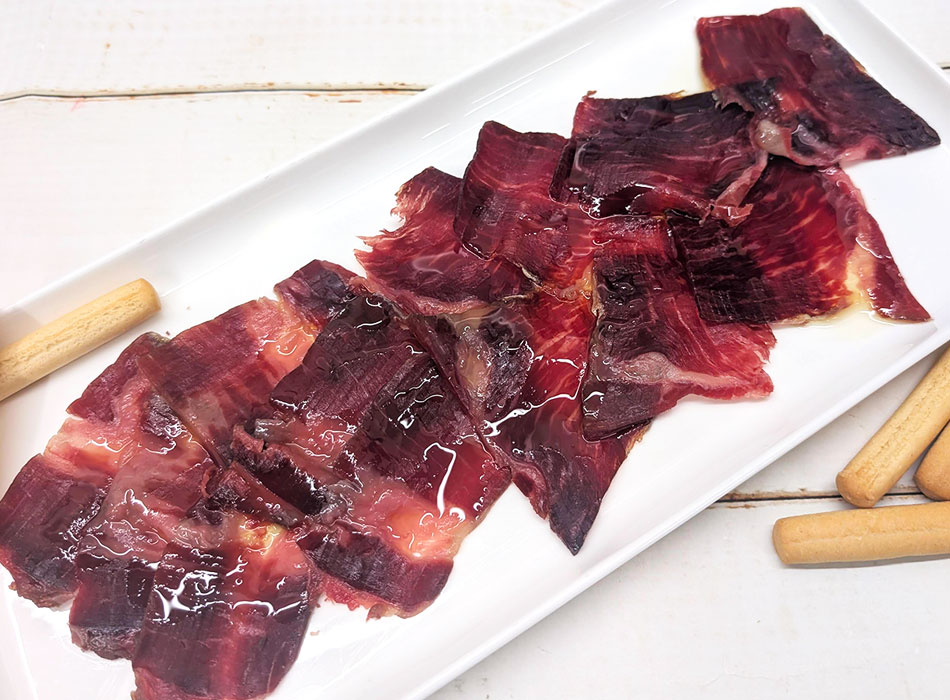 おすすめの食べ方は何と言ってもたっぷりのオリーブオイルでお召し上がり下さい。熟成された牛生ハムのコクと旨味が口いっぱいに広がります。上質なエキストラバージンオリーブオイルでお召し上がり下さい。
さらにパルミジャーノチーズを擦ってかけることで「上質な熟成牛生ハムのカルパッチョ仕立て」になります。