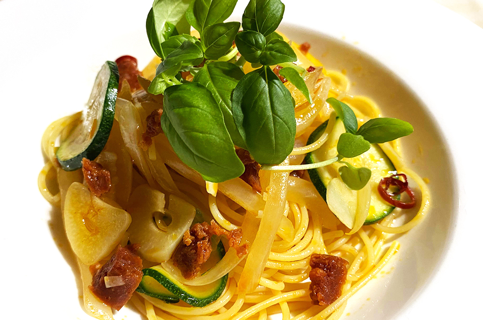 パスタ・ペペロンチーノの仕上げにちぎったソブラサーダを加えてひと混ぜ。コクと風味が広がります。