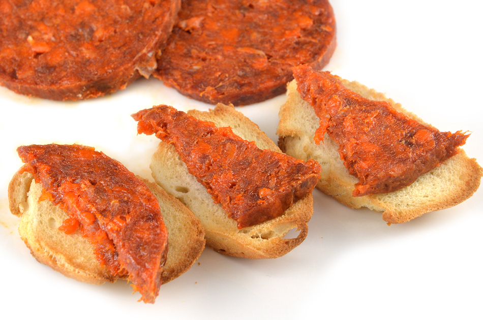 シンプルだけど美味しい食べ方。炙ったバケットにカットしたソブラサーダを乗せて。