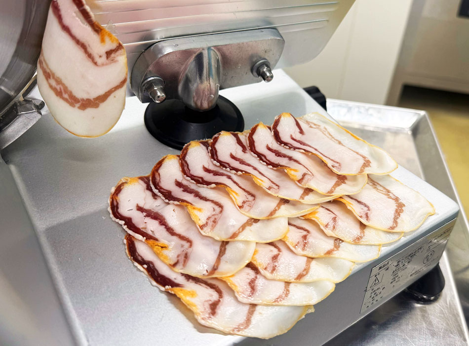 切り立てはフレッシュ感と熟成感が混ざり合ったような何とも言えない味わいと食感です。スライサーなら手軽にそして薄くスライス出来ます。
　