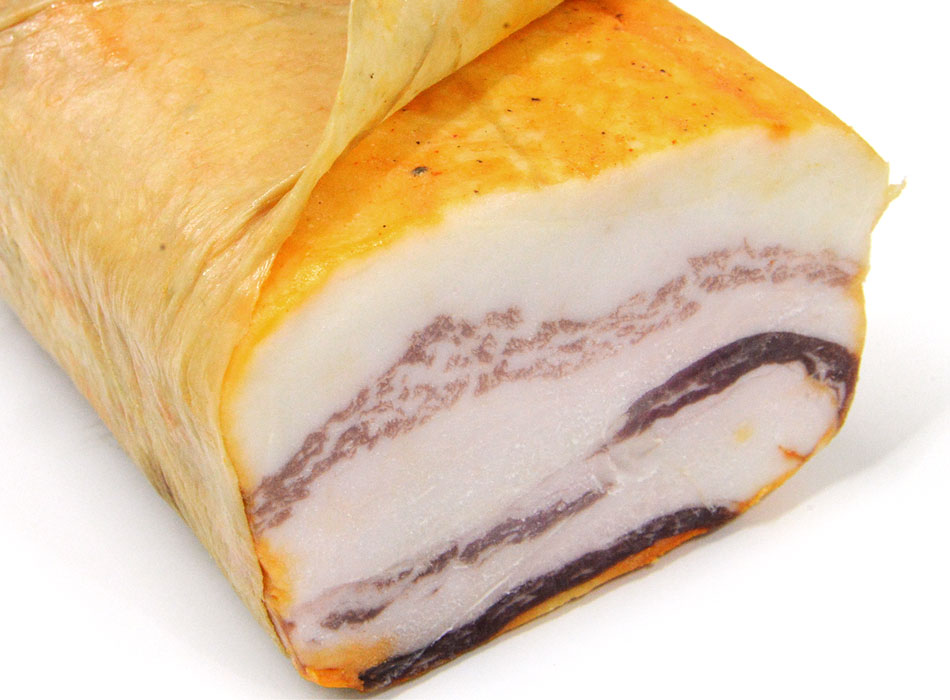 塩漬け後にベジョータブロック肉を腸詰めすることでより旨味が増してしっとりとした食感に仕上がっています。