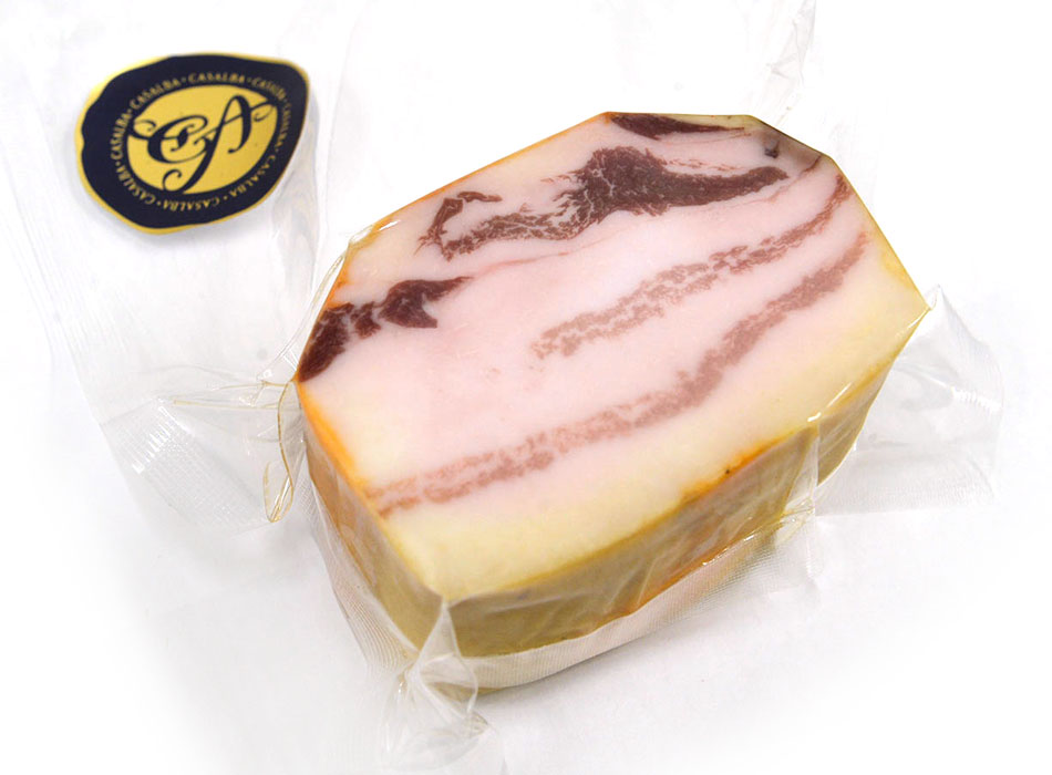 ベジョータのバラ肉ですので脂の割合がかなり多い商品です。弱火で加熱することで良質な脂が出ますので、特別感のある脂を使ったお料理にお使い頂くことが出来ます。