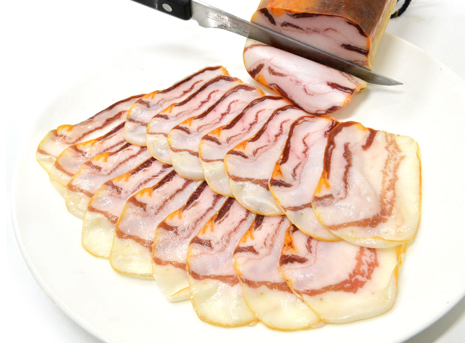 腸詰めの皮を取り除くだけでそのまま使え、歩留まりはほぼ100％、クオリティの高い生ハムです。（※スライスはしてありません。ブロックでの商品となります。）