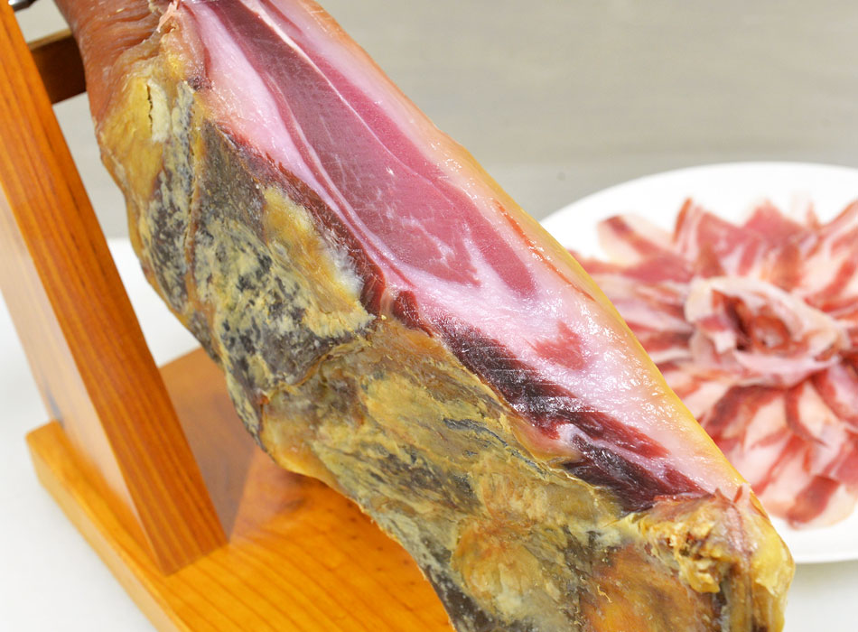 原料肉のイベリコ豚は通常のイベリコ豚に比べてより肉質に優れ前脚特有の味の濃さとゼラチン質の旨味を感じる生ハムに仕上がっています。