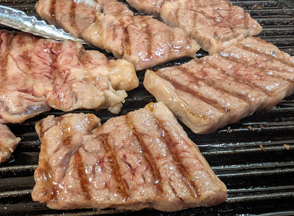 霜降り牛は香ばしく焼いて