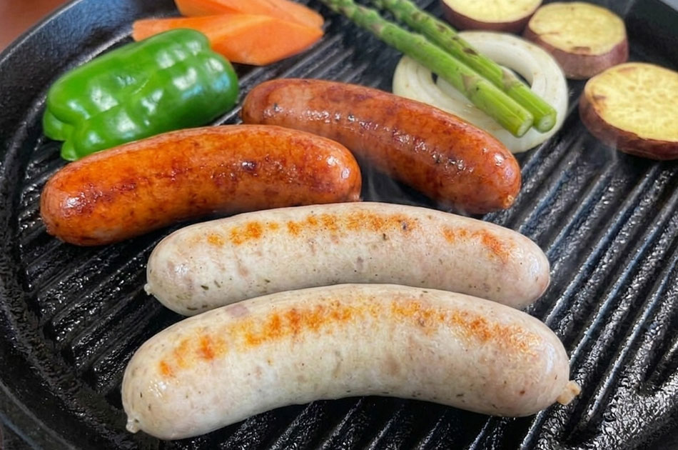 手前は肉感たっぷりの生セーセージ、奥は食べ応えたっぷりのスモークビーフ入りソーセージ！