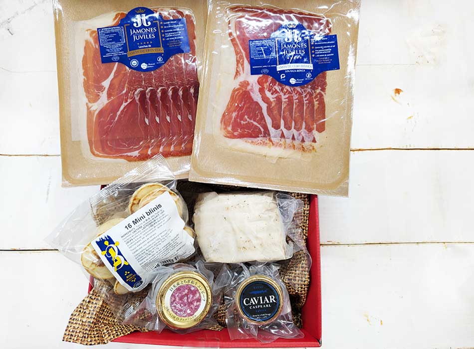 セット内容です。生ハム2種類、生キャビア、コンビーフ、カナッペ用の甘くないパンケーキ。
もりつけるだけで豪華なオードブルができあがり♪